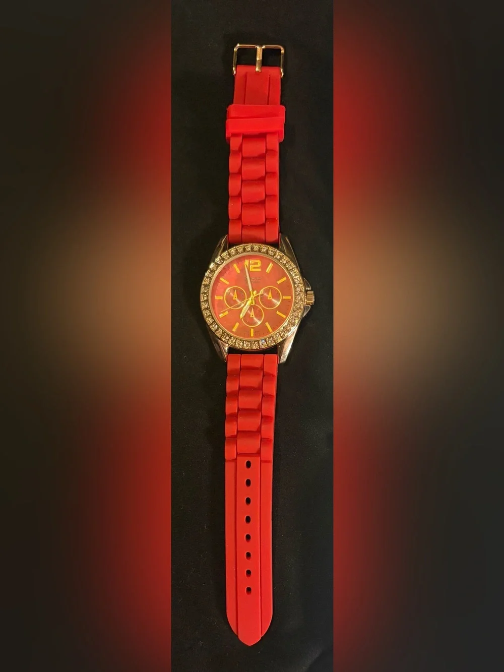 Vintage Gold-Tone Red Women's Fashion Watch with Crystal Bezel